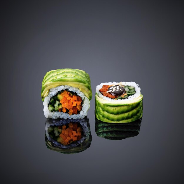 Un sushi qui est sur fond noir