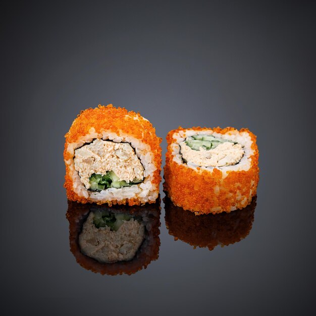 Un sushi qui est sur fond noir