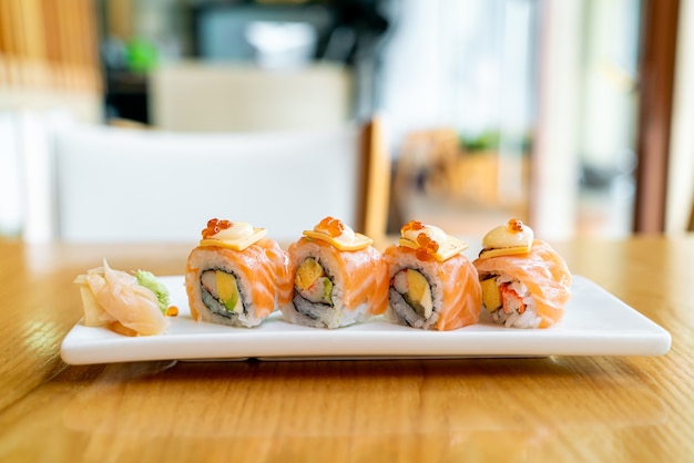 Sushi roll au saumon avec du fromage sur le dessus - style de cuisine japonaise