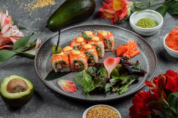 Sushi Roll au saumon et thon avocat