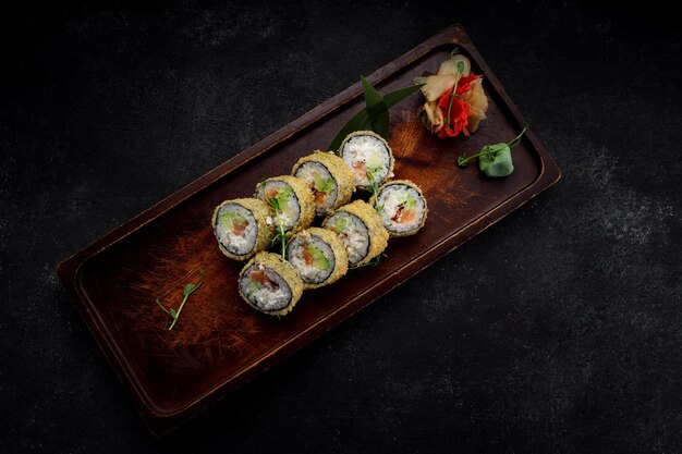 Sushi roll Banzai sur une planche de bois