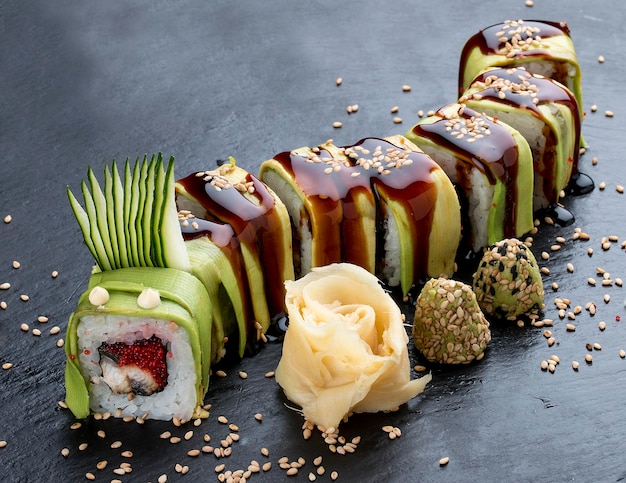 Sushi roll Green Dragon sur fond noir