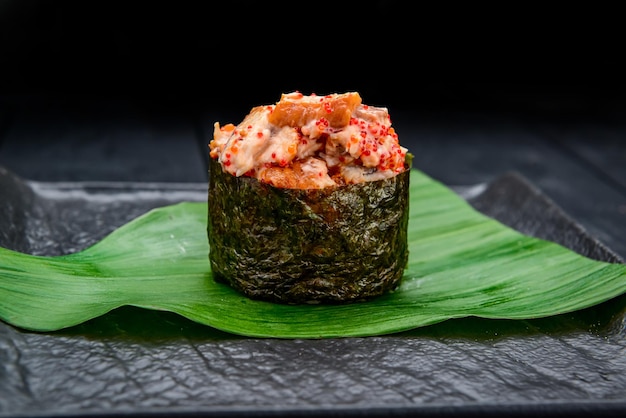 Sushi roll gunkan à l'anguille fumée et au caviar