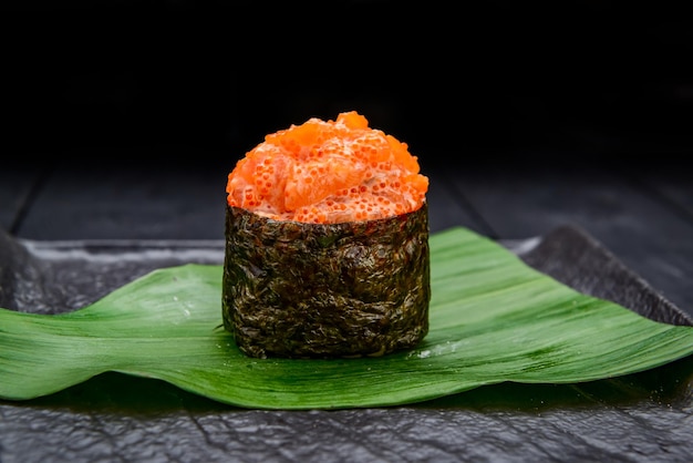 Sushi roll gunkan au saumon fumé et caviar