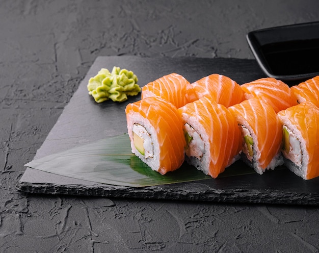 Sushi roll philadelphia au saumon sur tableau noir