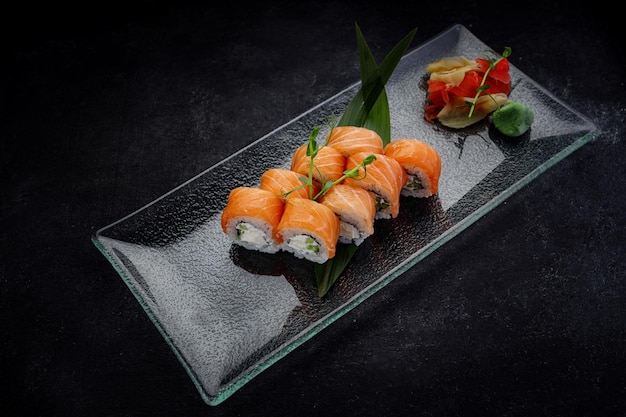 Sushi roll Philadelphie sur fond sombre