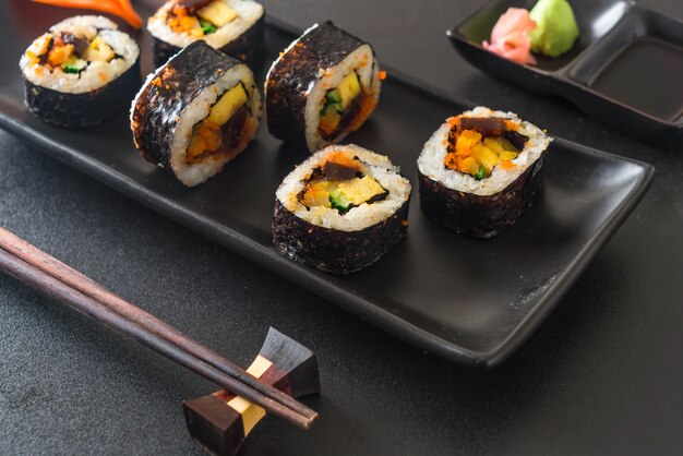 sushi roll - style de cuisine japonaise