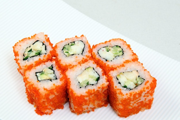 Sushi Rolls aux crevettes Roll California à l'avocat Cuisine japonaise