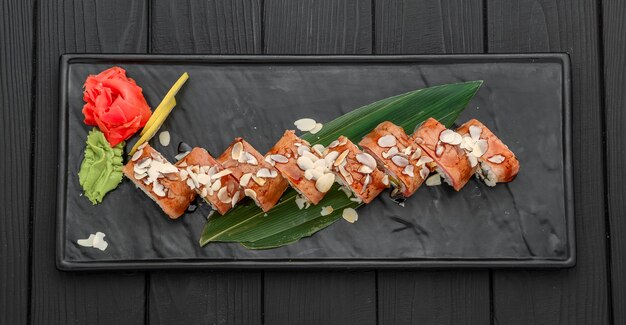 Sushi rolls, nigiri, saumon cru, gingembre mariné Dîner asiatique