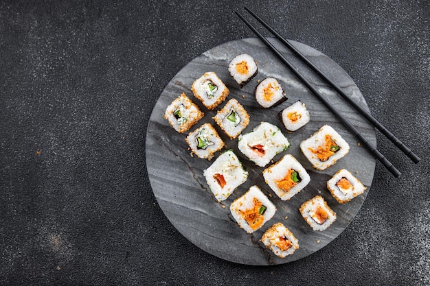sushi rolls repas fruits de mer nourriture collation restauration rapide sur la table copie espace nourriture fond rustique