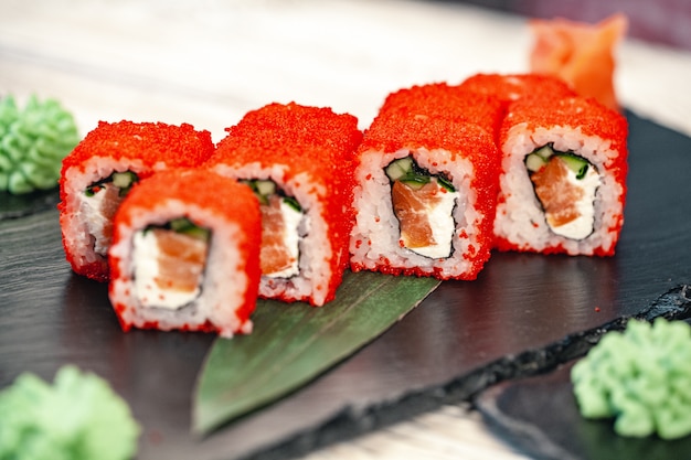 sushi roule sur fond sombre