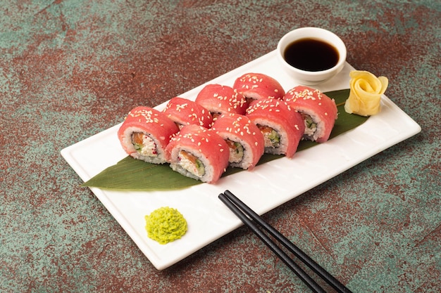 Sushi roule des sushis avec du poisson sur une vue latérale de fond texturé