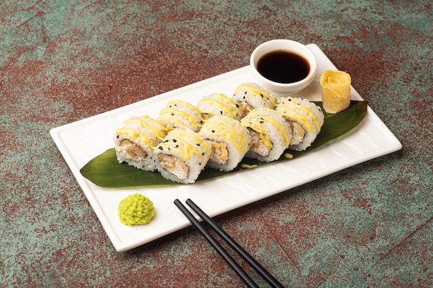 Sushi roule des sushis avec du poisson sur une vue latérale de fond texturé