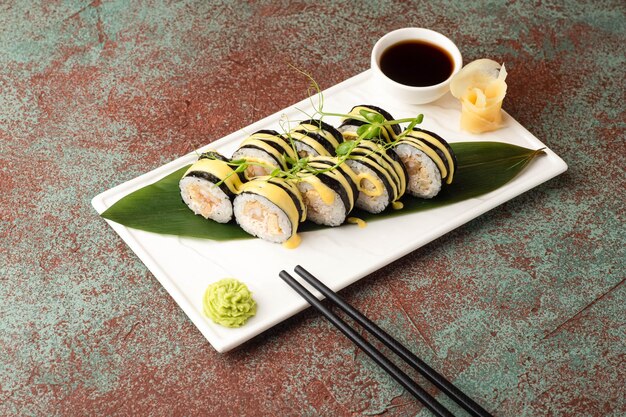 Sushi roule des sushis avec du poisson sur une vue latérale de fond texturé