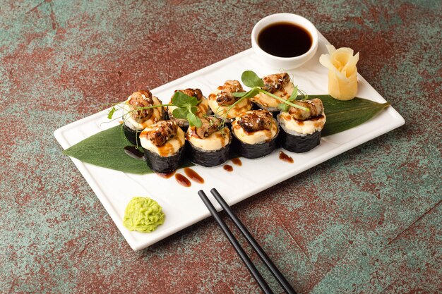 Sushi roule des sushis avec du poisson sur une vue latérale de fond texturé