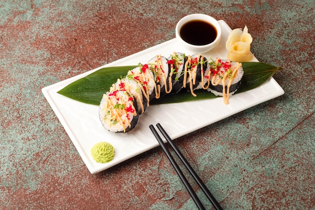 Sushi roule des sushis avec du poisson sur une vue latérale de fond texturé