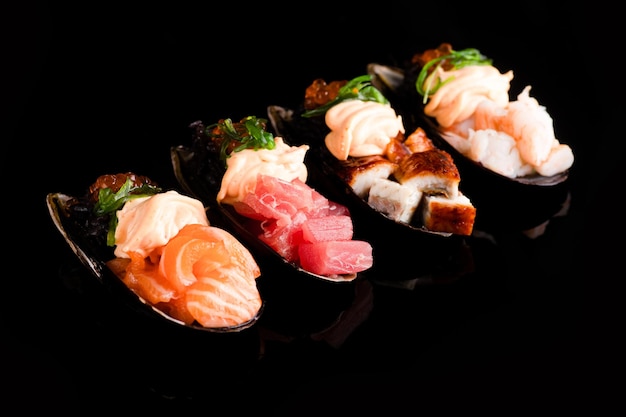 Sushi roule des sushis sur fond noir moules