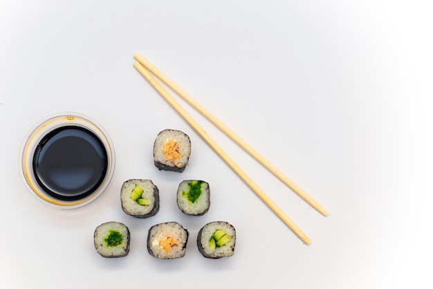 Sushi de rouleau de Philadelphie avec des crevettes au saumon fromage à la crème d'avocat Menu de sushi Cuisine japonaise