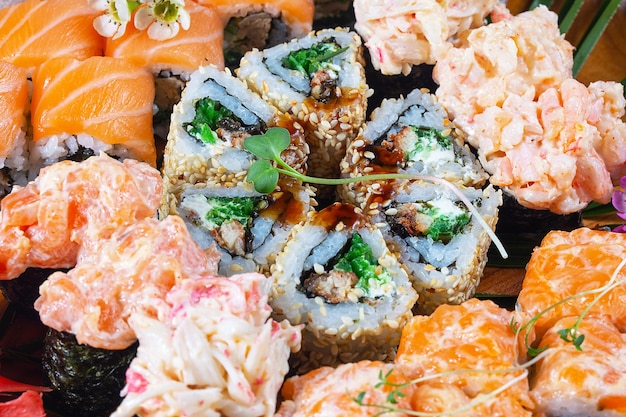 Sushi et rouleaux avec un gros plan de graines de sésame