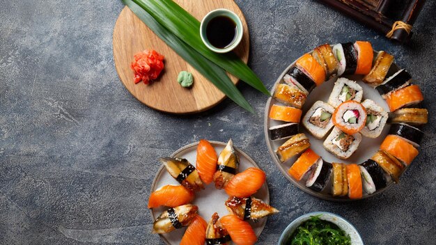 Sushi et rouleaux de nourriture japonaise vue de haut