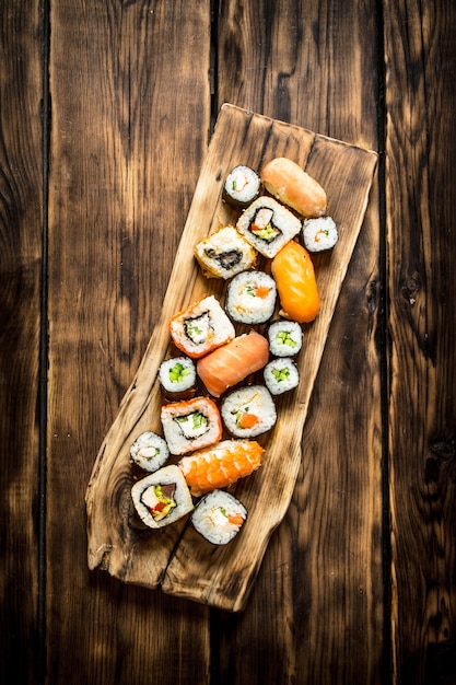 Sushi et rouleaux sur le plateau.