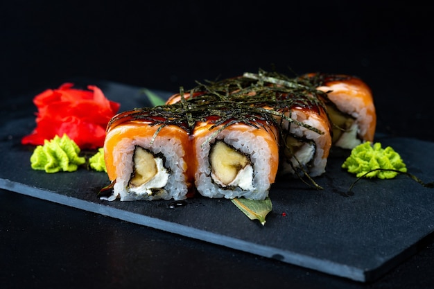 Sushi rSushi roll Philadelphia au saumon