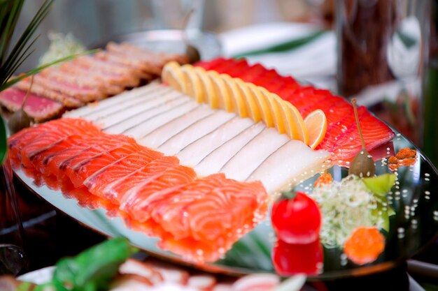 Sushi et sashimi sur l'assiette