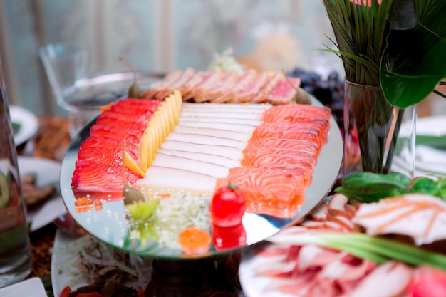 Sushi et sashimi sur une assiette