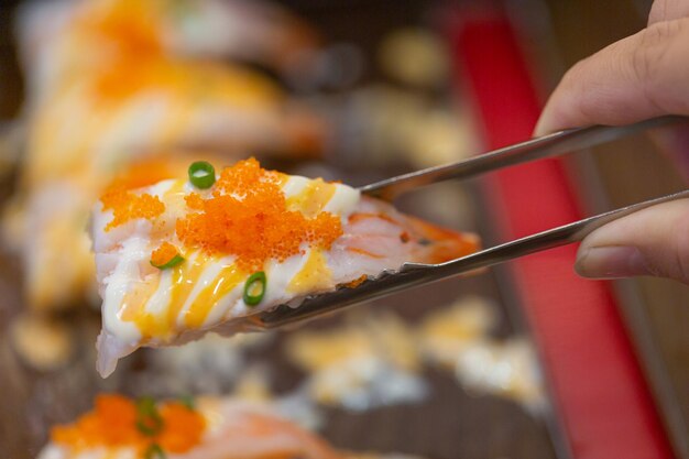 Photo sushi et sashimi cuisine de style japonais dans le restaurant plats magnifiquement disposés