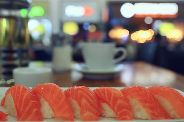 sushi saumon café intérieur cuisine asiatique, fruits de mer traditionnels japon