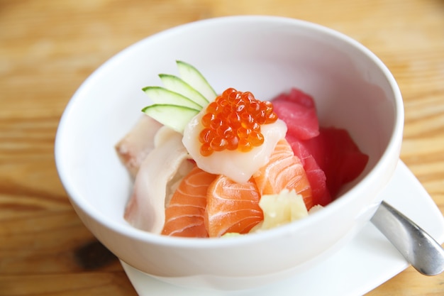 Sushi de saumon avec du riz sur fond de bois