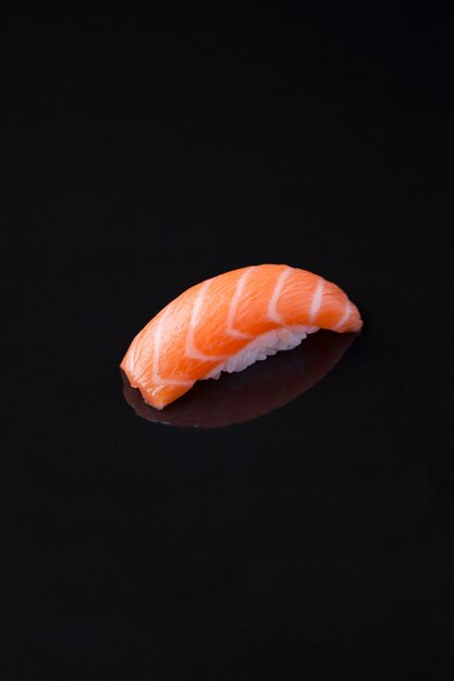 Sushi saumon isolé sur fond noir