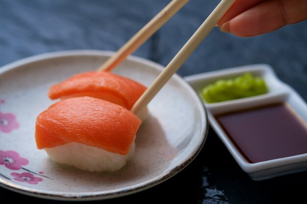 Sushi de saumon à la sauce soja et wasabi