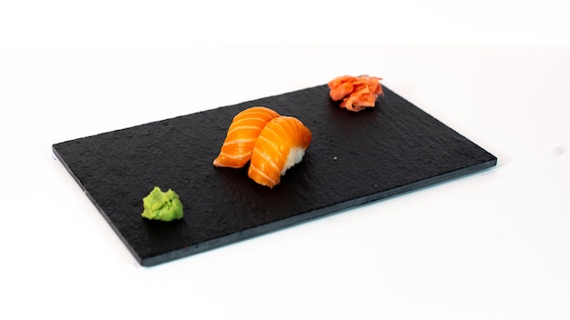 Sushi de saumon sobre tabla negra