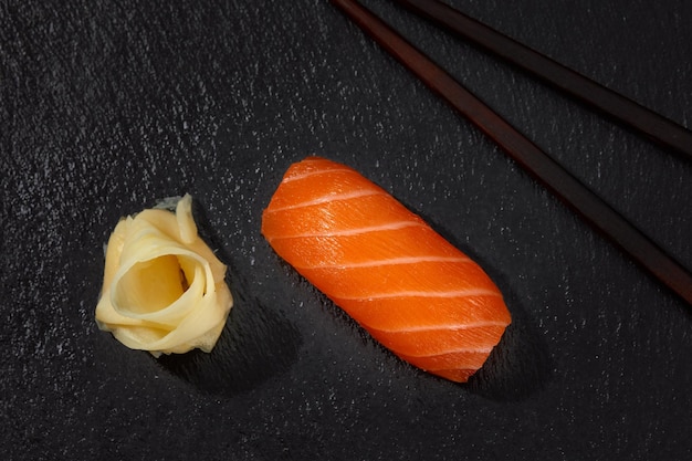 Sushi savoureux au saumon sur fond noir