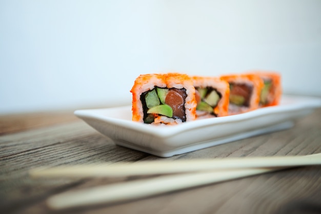 Sushi Savoureux Avec Des Baguettes, Fruits De Mer Traditionnels Du Japon