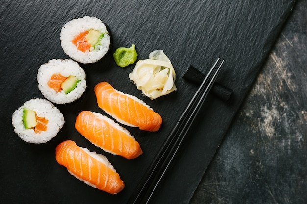 Sushi servi sur une assiette sur une table sombre