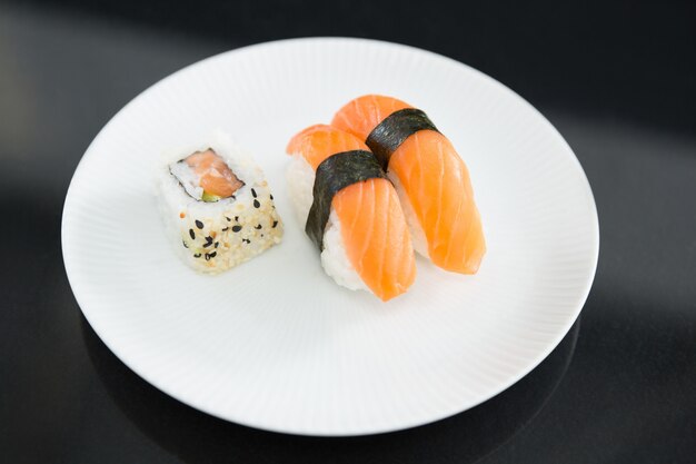 Photo sushi servi sur assiette