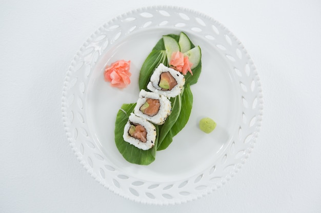 Sushi servi sur assiette