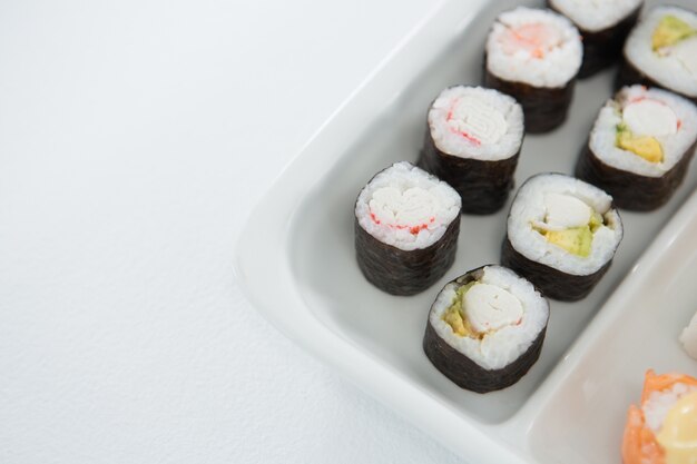 Sushi servi sur assiette