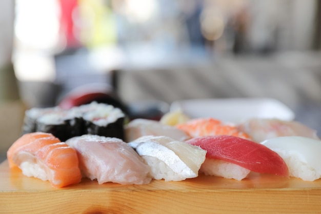 Sushi Set nigiri et sushi maki avec thé servi sur bois et soupe, cuisine japonaise