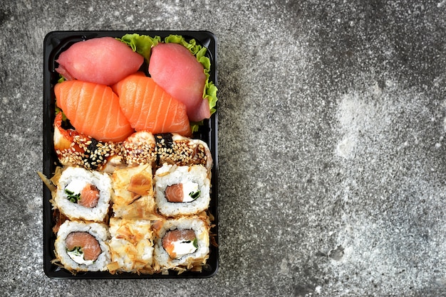 Sushi set avec saumon, fromage à pâte molle, thon, anguille fumée