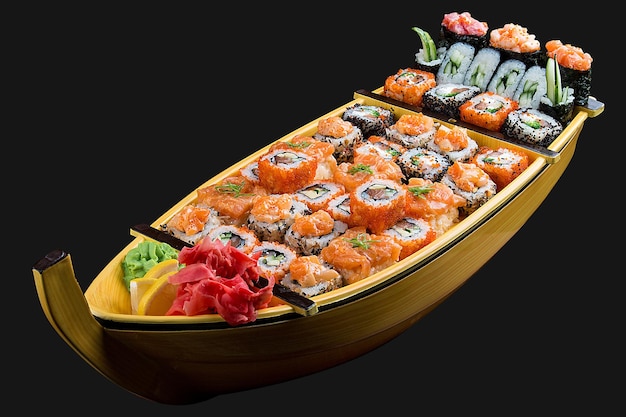 Sushi situé dans un bateau en bois sur fond noir