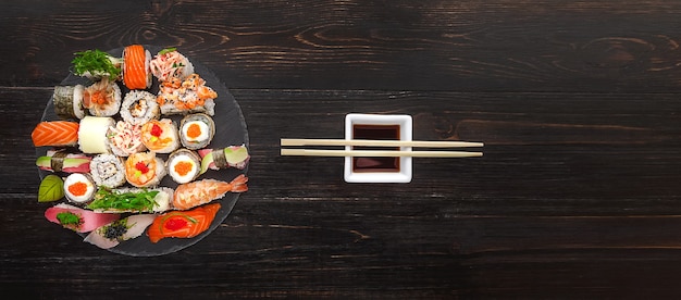 Sushi sur une surface en bois noire