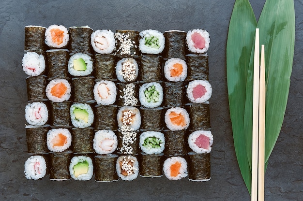 Sushi sur une surface noire