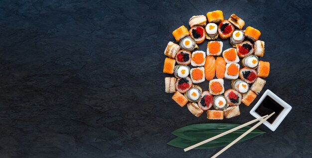 Sushi sur une surface noire