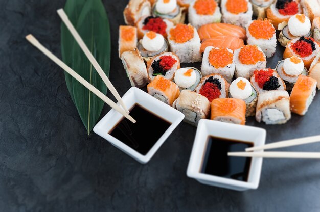 Sushi sur une surface noire