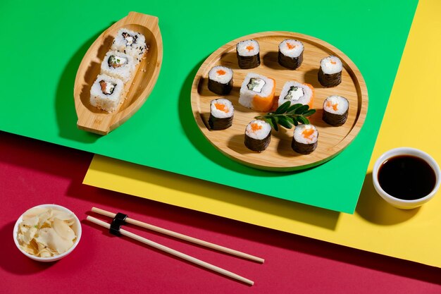 Sushi et sushi sur fond vert