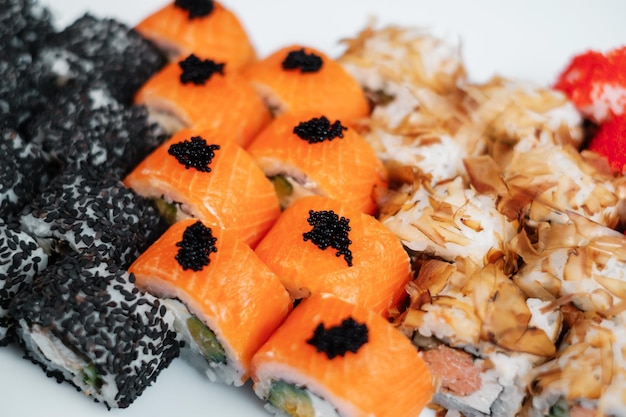 Sushi sushi japonais classique rouleaux de nigiri sauce soja gingembre gros plan de baguettes
