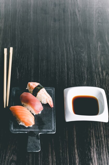 Sushi sur la table en bois. Restaurant japonais élégant. Style rétro